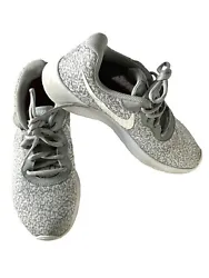 A fun pattern shoe to wear while going out for a run or to the gym. Wear it on a casual day or when you go out for a...