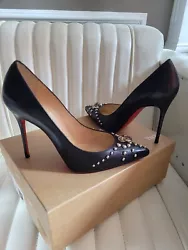 Elevate your shoe collection with these stunning Christian Louboutin Door Knock 100 KID Spikes black heels. These...