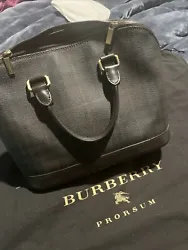 This Burberry tote bag features the iconic Graige check pattern and is made of high-quality leather. The medium size is...