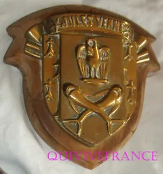 Plaque en bronze, 17.3x17.5cm, fixée sur socle en bois, 22.5X22.5cm, poids 3kg.