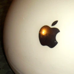 Apple iMac. puis le texte (photo 8) mais ne va pas plus loin. Surfaces correctes, mais il y a des rayures par endroit...