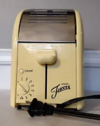 Add a pop of color and originally to your kitchen with this genuine Fiesta toaster in a pale yellow shade. This...