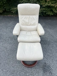Ekornes Stressless Leather Reclining Chair featured in White Paloma Leather with Oak Base. Recliner is in fair...