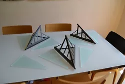A signaler, la découpe du bord de certains triangle de verre est irrégulière, mais sans conséquence car les...