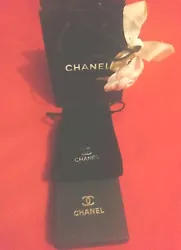 Chanel lot  petite Boîte de bijoux 7 X 7 X 3  cm dustbag dimensions 8 X 9 cm + camelia rigide 7 cm Petit sac Chanel...