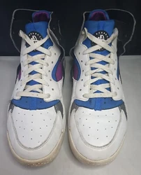 Designed for athletic wear, the Nike Air Flight Huarache PRM QS sneaker provides moderate cushioning and arch support...
