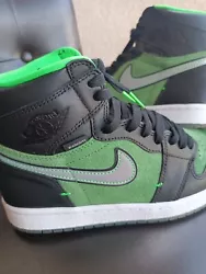État proche du neuf, paire peu portée. En cuir suédé et cuir. Coloris noir / vert. Envoi en double box. Ce produit...