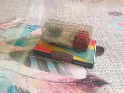 Echelle type Majorette. Retrouvez dans cette annonce une miniature Norev.