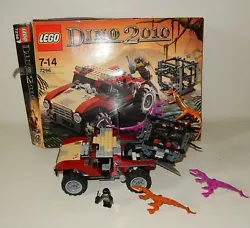 Boite 7296, véhicule dinosaure et personnages. LEGO, série DINO 2010. Boite état correct, pliée et abîmée sur un...