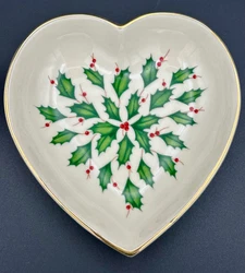 With a beautiful holly leaves and berries multicolor heart pattern, this ceramic candy dish is perfect for serving...