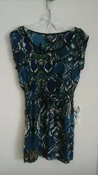 This is a really cute dress in excellent, gently worn condition. Tie is for style only/ non-adjustable. Side pockets.
