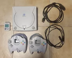 Vend une Dreamcast de Sega. ses câbles dalim et video la console fonctionne. modèle : HKT-3030. elle nest pas jaunis.