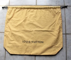 Caractéristiques : Sac anti poussière pour protéger votre grand sac louis Vuitton. Largeur : 48 cm. Longueur : 59 cm.