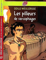 260 PAGES. Avec un nain danseur et un singe presque humain, il défie les espions, le désert, la mort.
