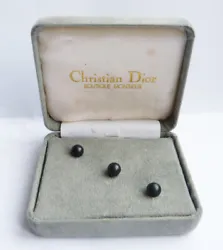 Ils sont en métal doré et perle noire (matière non identifiée). Diamètre : de la base : 1,1 cm. Bijoux de la fin...