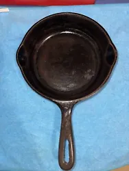 VINTAGE GRISWOLD CAST IRON #4 SKILLET/FRY PAN SMALL BLOCK DOUBLE SPOUT 7” BSits flat Ready for cleaning & restoration