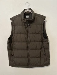 Stay warm and stylish with this 32 Degree Heat puffer vest in a classic brown color. Made with a softshell polyester...