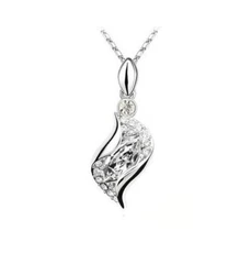 Le pendentif est entouré de petites pierres brillantes. Alliage couleur argent.