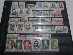 Bonne cote. On retrouve 35 timbres neufs sans charnieres. Voici un joli lot de timbres de France en vrac.