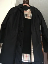 Gorgeous Burberry short trench. House check plaid lining, wonderful zip out wool lining makes this beauty a 3 season...