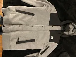north face jacket mens.Very warm jacket.was a gift that I just never wore so it’s in perfect condition.zippers all...