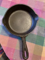 Vtg Cast iron Skillet Frying pan No 3. 7 1/2 in including pouring lip . Good condition.