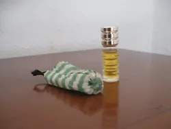 Ancien Flacon de parfum « Vert & Blanc » CARVEN, format 58x18mm, poids 26gr, je pense qu’il manque environ 20% du...