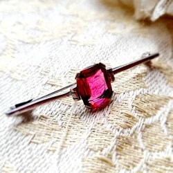 Broche Barette Dépoque Art Déco Argent 925 Poinçon Sanglier sertie dun Verre taillé Couleur Rubis. Longueur 56mm....