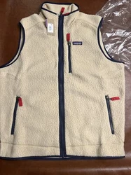 Elevate your wardrobe with this stylish Patagonia Retro Pile Vest in the color 