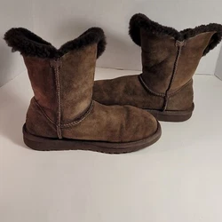 Ugg Australia Bailey Button Winter Boots Brown Sheepskin Shearling Womens sz 5.  ☆Excellent Pre-owned Condition...