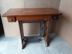 Belle machine à coudre ancienne à pédale SINGER type 15B années 1920 joli décor frise ART DECO. hauteur table 74.5...