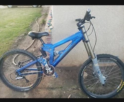 Santa Cruz V10 aluminum frame medium ready for a ride needs a little  tlc.  Have not ridden in over a year   No cracks...