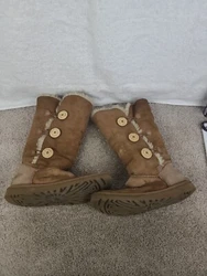 UGG Women’s Brown Leather Bailey Button Triple Mid Calf Boots SN 1873 Sz 8.