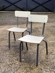 Années 60, châssis en métal tubulaire gris foncé, assise et dossier en Formica ton beige imprimé bois. L.ensemble...