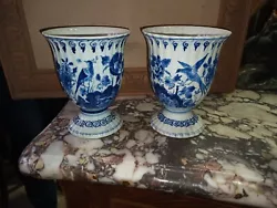 Paire de vases en Delft ancien.  Ces vases sont en bon état   Photos supplémentaires sur demande   Possibilité...