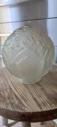 ANCIEN GLOBE ART DECO EN VERRE DEPOLI MOTIFS GEOMETRIQUES.    VERRE DEPOLI ART DECO   HAUTEUR: 17CM  DIAMETRE: 15 CM ...