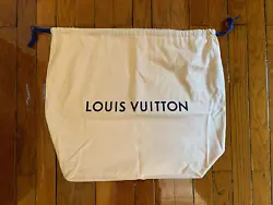 Sac en anti-poussière Louis Vuitton en parfait état. Profondeur : 17 cms.