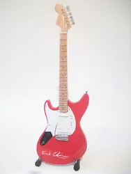 Guitare miniature, réplique d’une des guitares préférées du leader du groupe Nirvana, Kurt Cobain disparu en...