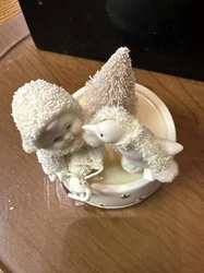This Snowbabies figurine depicts a cute penguin in an igloo with a music box that plays a lovely tune. Perfect for...