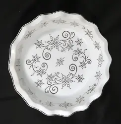 Temptations 9“ Winter SW941599 White/Silver Snowflake Fluted Pie Plate/Dish.