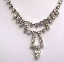 Tout de brillant de cristal. très belle brillance. longueur 38cm.