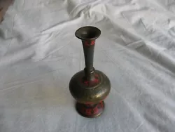 Ancien petit vase type soliflore à décor ciselé, de type Ottoman, dans le gout Iznik. Le vase est en cuivre ou...