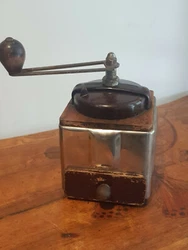 Ancien moulin à café Peugeot peuginox en acier inoxydable et bakélite. Réf : 22-234.