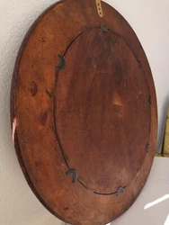 Magnifique Ancien miroir rond en bois sculpté avec relief profond des bois. Profondeur : 1,5 cm. Diamètre : 60x60.