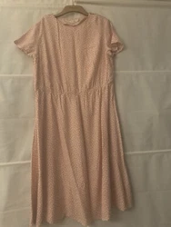 Very Pretty Boden quality dress Size 18/16 In Excellent Condition as hardly worn. Unlined with elasticated waist and...