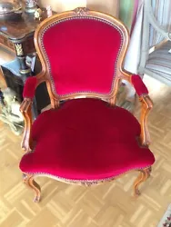 Paire de fauteuils cabriolets bergères, Style Louis XV. En très bon état général . 2 fauteuils identiques rouges ....