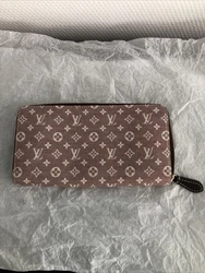 Louis Vuitton, Portefeuille compagnon Zippy, en toile monogram. Il fait 20x10 cm