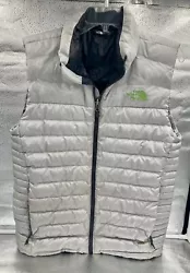 This North Face Down puffer vest is the perfect addition to your wardrobe. Made with a softshell nylon outer shell...