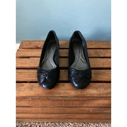 Andrew Geller black leather pumps size 6 with 1
