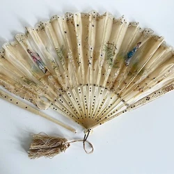Feuille peinte au décor de scène pastorale et brins en os de bovin. Ancien éventail, XIXe. Un panache est cassé et...